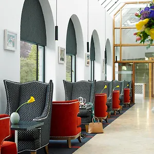 Castlecourt Hotel, & Leisure Otel